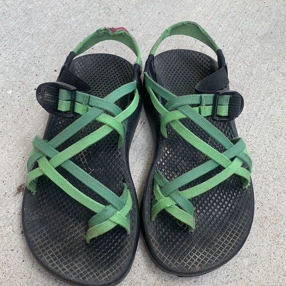 Double strap green chacos size 6 - Picture 3 of 9